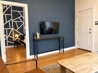 Flexhome Ukrainian Village 2BR - Private Balcony & Walkable Location - 6