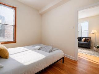 Flexhome Ukrainian Village 2BR - Private Balcony & Walkable Location - 2