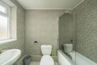 Spacious 3-Bedroom Home, City Centre, Free Parking, Sleeps 9 - 5