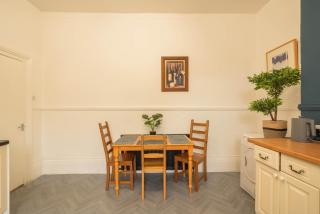Spacious 3-Bedroom Home, City Centre, Free Parking, Sleeps 9 - 2