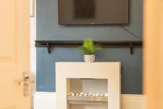 Spacious 3-Bedroom Home, City Centre, Free Parking, Sleeps 9 - 1