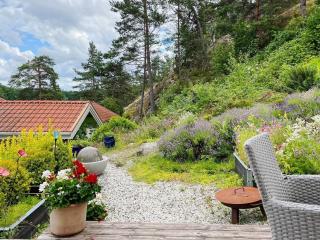Lakeside Cabin with Panoramic Views - 4