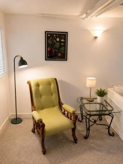 2BR Kitsilano suite inside Heritage home, steps from beaches, cafés & shops - 8