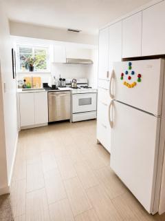 2BR Kitsilano suite inside Heritage home, steps from beaches, cafés & shops - 6