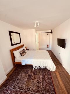 Free Parking I 5 Min Drive to City Centre I Modern Ensuite - 8