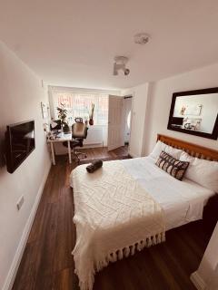 Walk to City Centre I Free Parking I Luxury Ensuite I Private New Estate - Parkside - 9