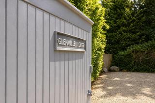 Stylish 3BR Home Wiz Private Garden & Parking - 9