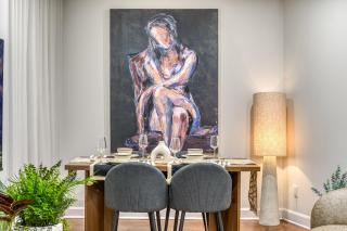 Exceptional Luxury Apartment Spacious & Free Parking - 4