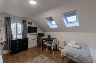 Downing Room -20 mins walk to centre, Private bathroom, kitchen available, Smart TV - 5