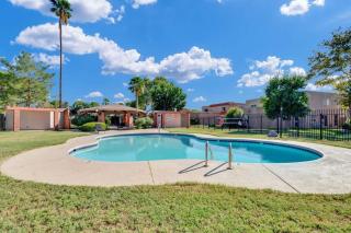 Sunny & Bright Charm with Community Pool - 9
