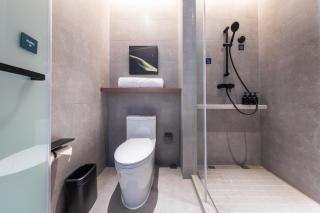 Atour Hotel Wuhan Optics Valley Square Yangjia Bay - 1