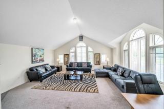 4 TVs, King Bed, Across Recreational Park, Tennis Court, Near Commercial Shops - 6