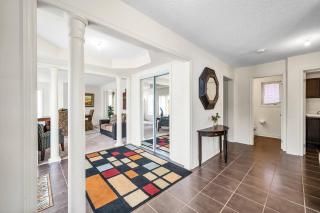 4 TVs, King Bed, Across Recreational Park, Tennis Court, Near Commercial Shops - 1