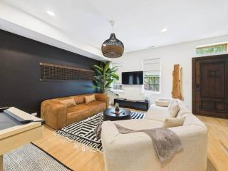 Luxe Chicago Retreat Game Room, Deck Fire Pit - Chicago - 3