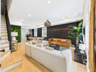 Luxe Chicago Retreat Game Room, Deck Fire Pit - Chicago - 2