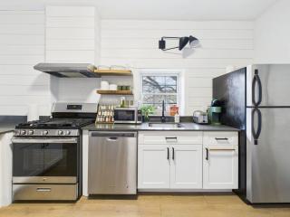 Chicago Boutique Hideaway Private Deck, Fire Pit - 2