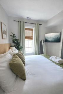 Boutique Apartment w Private Deck & Fire Pit - Chicago - 1