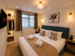 Central Luxury 7 Bedroom House 14-Beds 4-Bathrooms - Hot Tub - Parking - Garden - 6