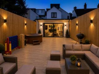 Central Luxury 7 Bedroom House 14-Beds 4-Bathrooms - Hot Tub - Parking - Garden - 3