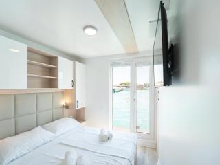 Dream houseboat with sea view and hot tub - 5