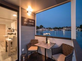 Dream houseboat with sea view and hot tub - 6