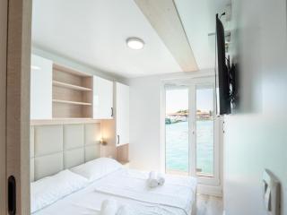 Dream houseboat with sea view and hot tub - 9