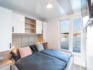 Dream houseboat with sea view and hot tub - 9