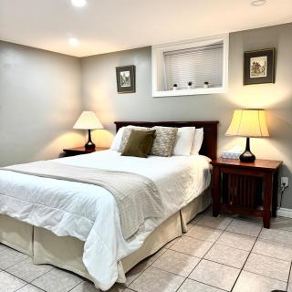 Modern Private 2-Bedroom Guest Suite l Free Parking l Self Check-in! - 3