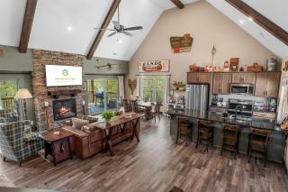 Great Outdoors Lodge - Hot Tub - 0