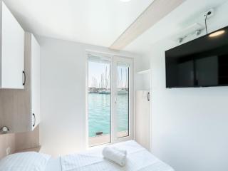 Dream houseboat with sea view and hot tub - 1