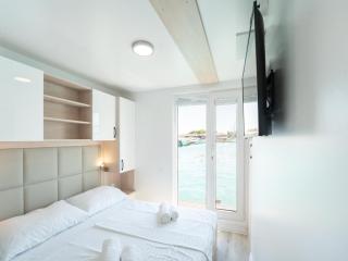 Dream houseboat with sea view and hot tub - 5