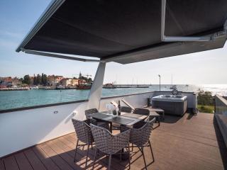 Dream houseboat with sea view and hot tub - 3