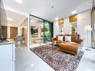 BTS Thong Lol Large 52 sqm l Pool and Gym l Sontana - 0