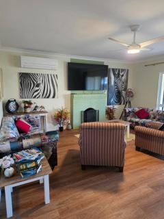 Cozy Cottage with Bush Outlook - 3