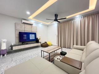 9000sf area Family Gathering House in Tebrau - 0