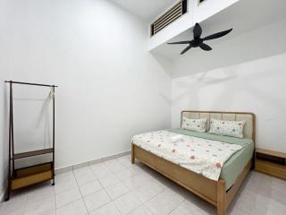 9000sf area Family Gathering House in Tebrau - 8