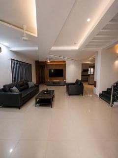 Grand 5BR Villa with 5 Ensuite Baths near Airport - 6
