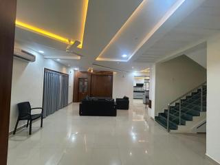 Grand 5BR Villa with 5 Ensuite Baths near Airport - 7