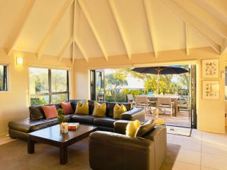Onetangi Beach Pavilion -100 metres to Onetangi Beach! - Be My Guest Waiheke - 9