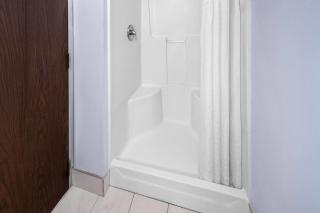Travelodge by Wyndham Milwaukee - 3