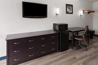 Travelodge by Wyndham Milwaukee - 2
