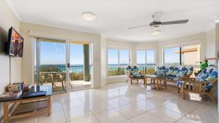 Pacific Waves Apartments - 9