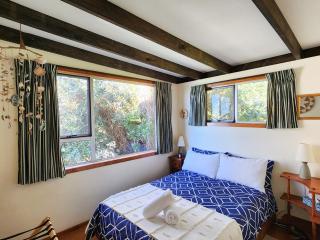 Classic Kiwi Oceanview Bach - 9