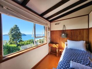 Classic Kiwi Oceanview Bach - 8