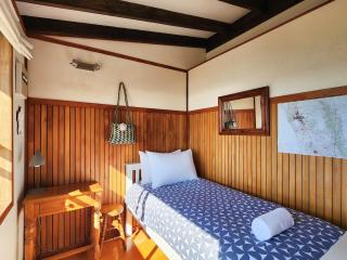Classic Kiwi Oceanview Bach - 7