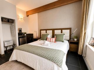 Apartment hotel in heart of downtown with street parking - 1