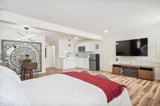 Clair de Lune Studio A Charming Kokomo Stay - 8