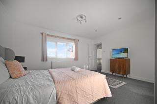 4Bed House MK - Simpson - 8