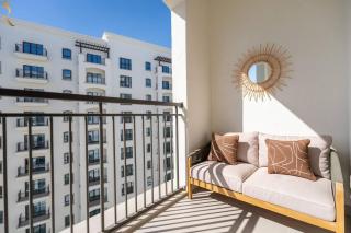 Elegant 1BR with Balcony - Golf Course Views - 7