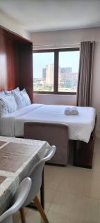 3 Spacious 24sqm Studio with Pool near SM & Ayala - 9